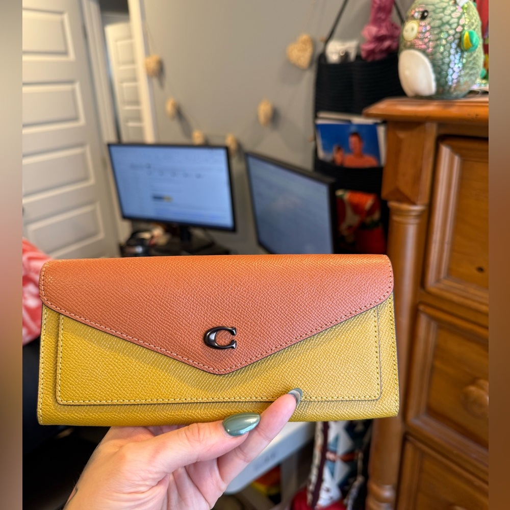 COACH Wyn Soft Wallet In Colorblock
STYLE ID: C2622
COLOR: V5/FLAX MULTI